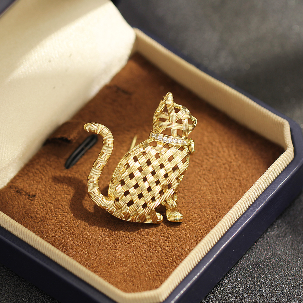 Brooch Pin Gold - Broche chaton dorée au design raffiné,